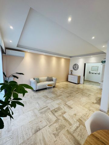 Location Appartement 4 pièces 93m² NICE 06200 - Photo 2