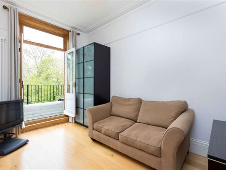 A beautifully presented first floor apartment within a well-kept period conversion moments from BBC Maida Vale studios and Paddington Recreational Ground. - Photo 2