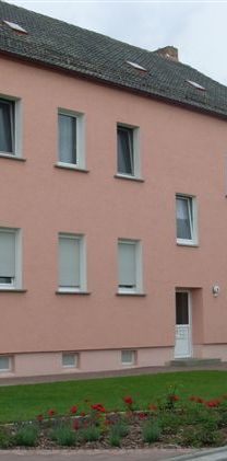 Zwei Zimmer, Wohnküche. Küche, Bad mit Fenster und Rolläden, Dusche und Wanne - Photo 1