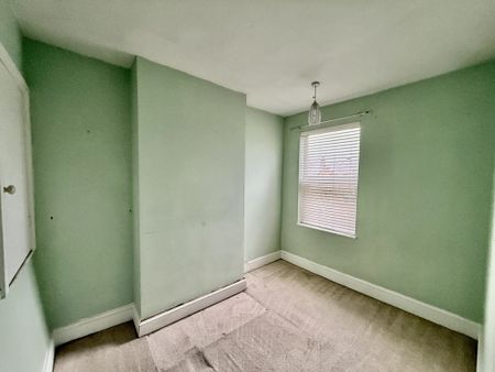 Well-presented 2-bed mid-terrace in Alvaston. Spacious living & dining rooms, modern kitchen, family bathroom. uPVC double glazing, gas heating. On-street parking, maintained rear garden. Close to shops, schools, Pride Park & Derby City Centre. unfurnished, available now. - Photo 4