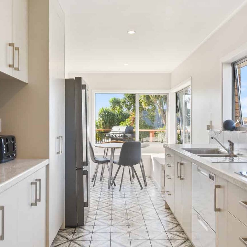 Gorgeous Sunny Home - Photo 1