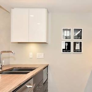 Cozy 1 Bed+1Bath+1 Den apartment False Creek -Unfurnished,Pet ok - Photo 2