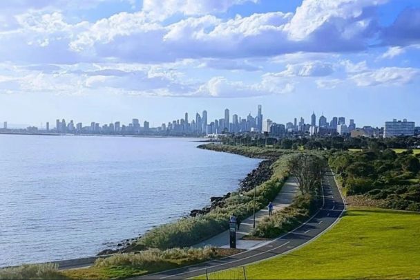 'ORAMA' – LARGE BEACHFRONT * BAY VIEWS * LOCK UP GARAGE! - Photo 1