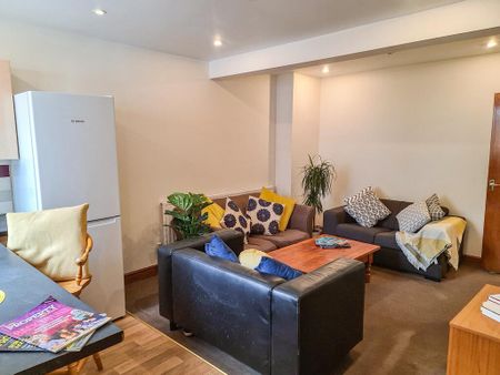 1 bedroom in a house share to rent - Photo 3