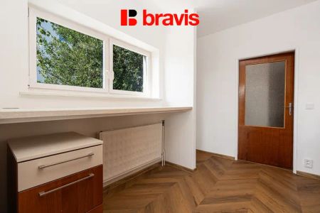 Pronájem prostorného bytu 4,5+1 s terasou, balkonem, garáží – Brno, Stránice, ul. Rezkova - Photo 2