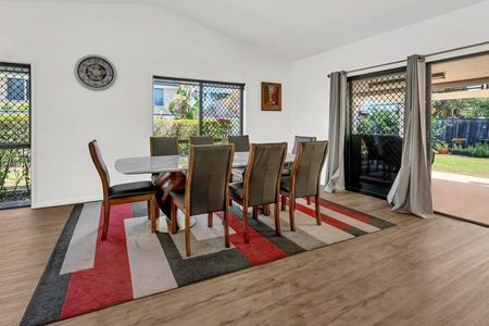 $980 per week / $3,920 Bond - Photo 2