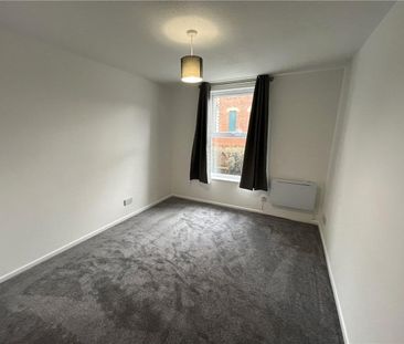 Refurbished ground floor apartment within a short walk of the High ... - Photo 4