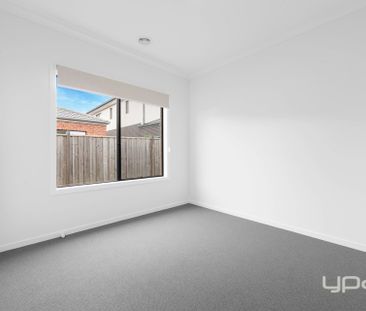 Brand New 4-Bedroom Family Home – Walk to Rockbank Station - Photo 5