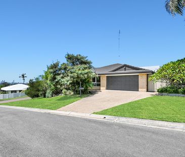 Spacious Family Home with Coastal Views – Highland Park - Photo 6