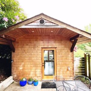 Cute tiny house in Gibsons - Photo 2