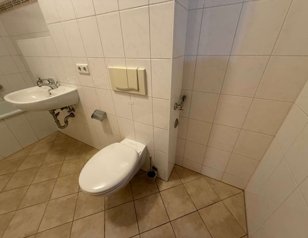 Wohnbereich mit offener Küche /Hochparterre/Ergeschoss / Laminat / Bad mit Wanne ! - Foto 1