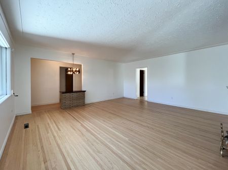 Spacious 4 Bedroom Home In Desirable Highlands – Character, Comfort & Convenience! - Photo 3