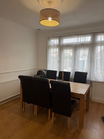 3 Bed Terraced House, Beccles Drive, IG11 - Photo 2