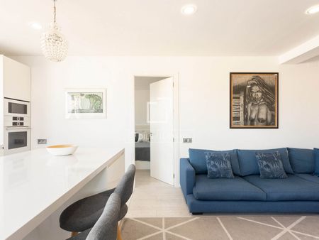 Excellent 2 Bedroom Penthouse with 1m² terrace for rent in Poble Sec, Barcelona - Photo 4