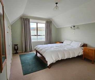 Well presented three bedroom townhouse - Photo 2