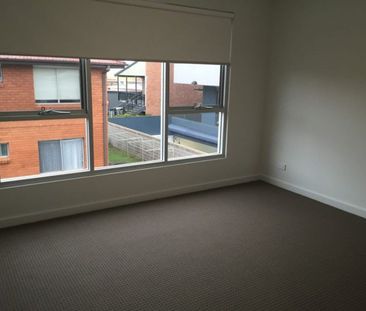 Modern Townhouse Minutes from UOW & Beaches - Photo 2