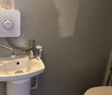 Studio Flat, Tempest Road, LS11 - Photo 5