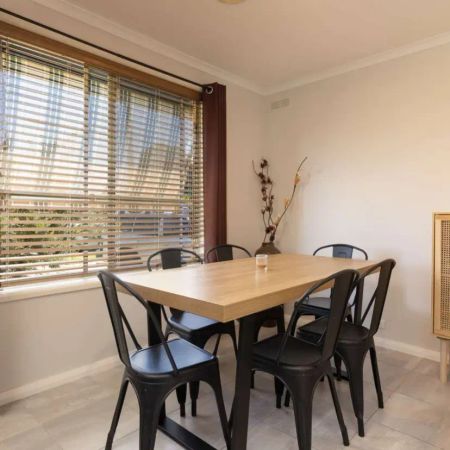 Stylish, Updated Living in a Quiet Court - Photo 3