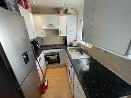 2 Bed Flat, Roxeth Green Avenue, HA2 - Photo 3