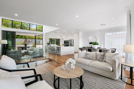 Elegant family home in the heart of Castlecrag - Photo 2