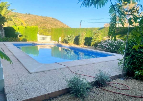 FOR RENT: SPACIOUS AND ELEGANT VILLA IN MORAIRA with 4 bedrooms for LONG TERM