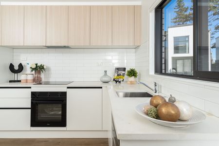 MANGERE BRIDGE, 3 BEDROOMS - Photo 3