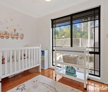 Spacious Five-Bedroom Family Home with Pool in Peaceful Cul-de-Sac - Photo 3