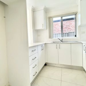 Private and peaceful three-bedroom granny flat in a highly convenient setting - Photo 2