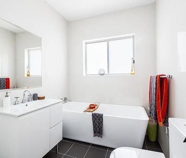 Spectacular Water Views in a Prestigious Location - Photo 5