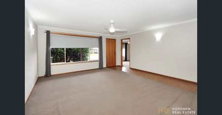 Spacious 3-Bedroom Home with Huge Shed – Close to the Rive - Photo 2