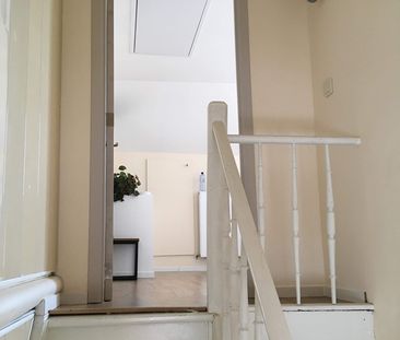 Spacious student room with sunny terrace in renovated house - Photo 3