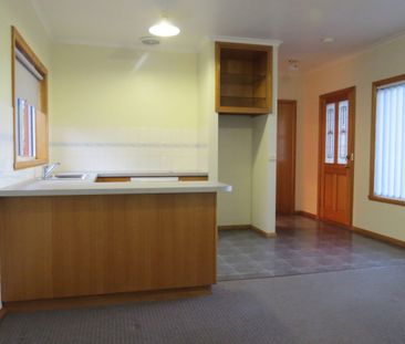 Neat one bedroom flat close to all amenities - Photo 6