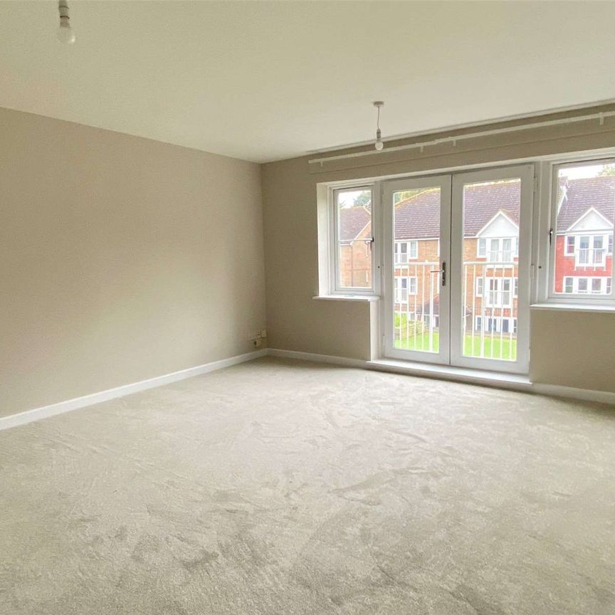A contemporary apartment forming part of a modern development set in vibrant Crawley. - Photo 1