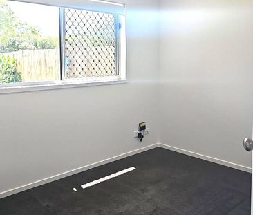 3 BED 2BATH TOWNHOUSE WITH FULLY DUCTED AIR-LAWNED BACKYARD OVERLOO... - Photo 6