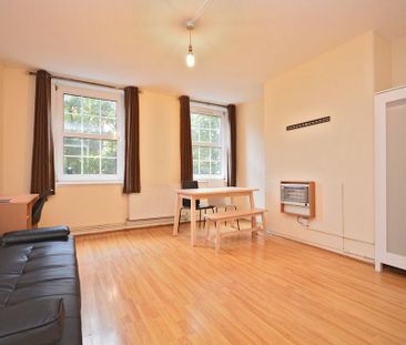 1 bedroom in a flat share to rent - Photo 3