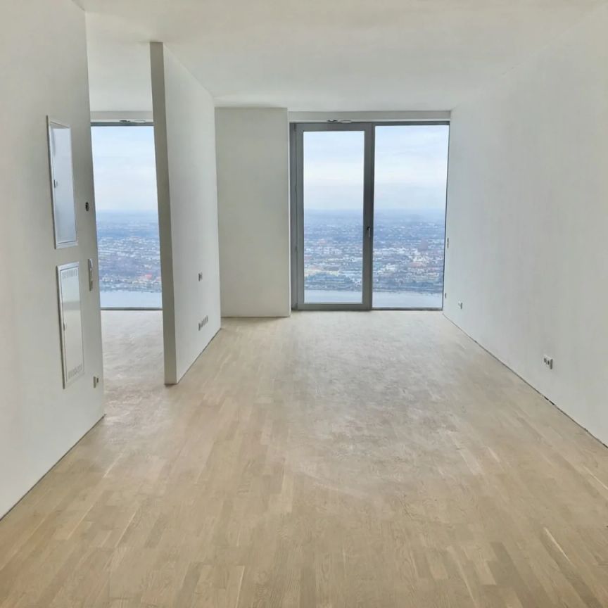 Urbanes Wohnen im Hochhaus – 2-Zimmer mit Loggia, Südausrichtung und einzigartiger Fernsicht - Photo 1