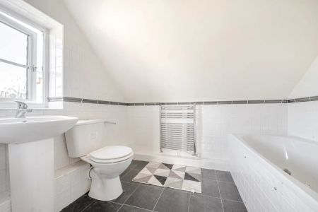 4 bedroom detached house to rent - Photo 4