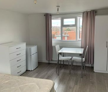 Room in a Shared House, Crest Road, NW2 - Photo 1