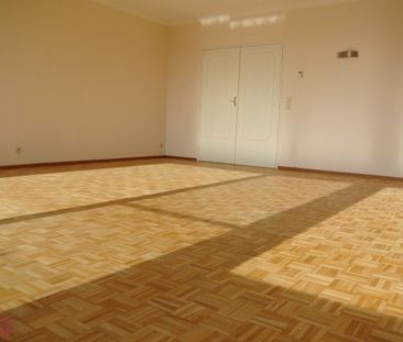 Centraal maar rustig gelegen appartement met drie slaapkamers - Photo 1