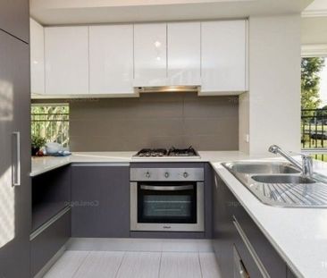 Perfect Presentation in a Prime Position - Two Master Suites - Photo 4