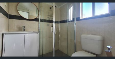 3 bedroom house with large backyard - Photo 3