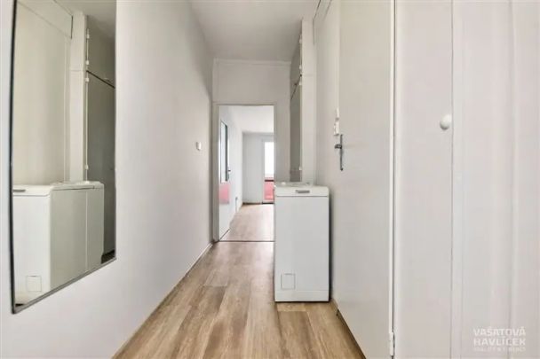 Světlý byt se zasklenou lodžií - Photo 1
