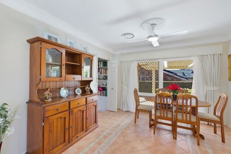 Immaculate single level brick home - Photo 4