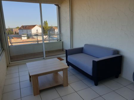 POITIERS SUD Studio meublé avec véranda, balcon et place de parking - Photo 4