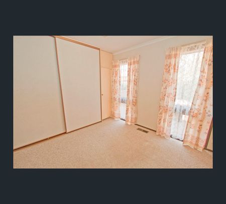 28 Rathdowne Cct, Melton West, Vic 3337 - Photo 5