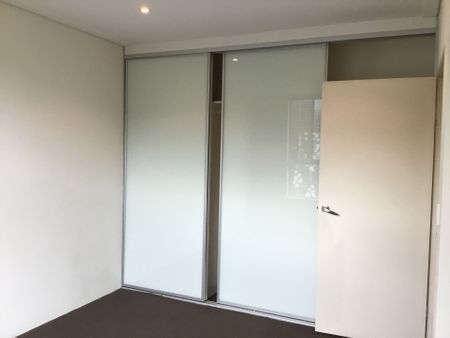 Spacious & Convenient 3-Bedroom Apartment in Prime Hurstville Location - Split Levels - Photo 4