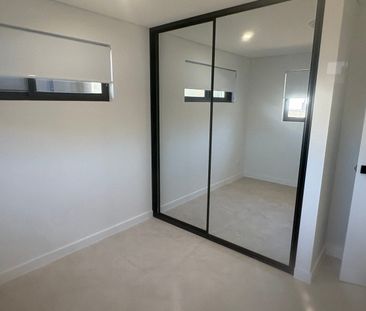 Modern Two-Bedroom Flat in Prime Location - Photo 2