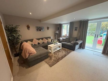 4 bedroom semi-detached house to rent - Photo 2