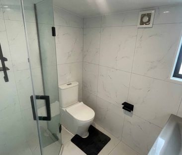 Modern Home in the Heart of Papatoetoe - Photo 2