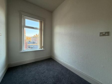 3 bedroom flat to rent - Photo 4